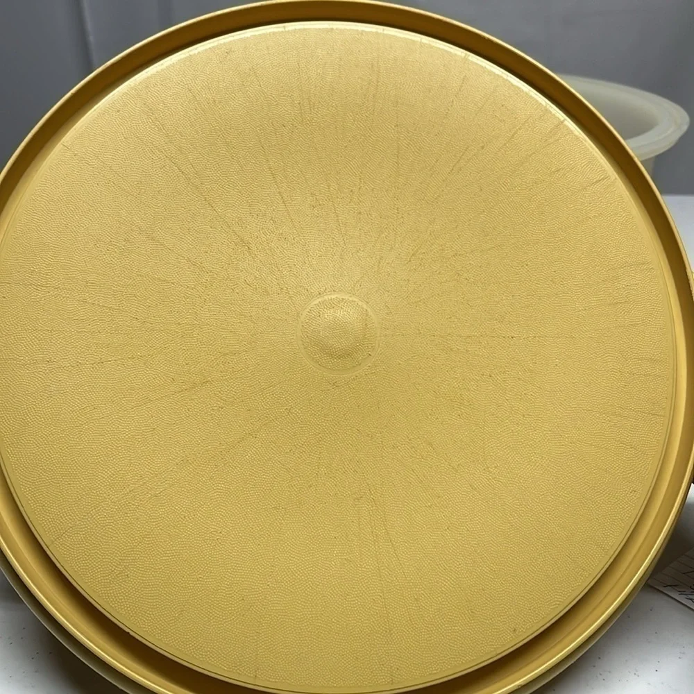 Vintage Tupperware Harvest Gold Cake Taker Carrier Keeper with Handle